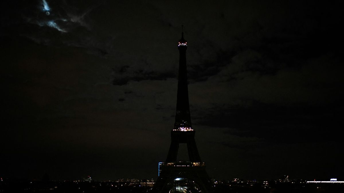 Paříž přechází do úsporného režimu. Dotkne se Eiffelovky i bazénů